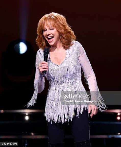 16,709 Reba Mcentire Photos & High